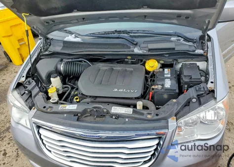 2015 Chrysler Town & Country Touring z USA, uszkodzony, nr VIN 2C4RC1BG1FR588830